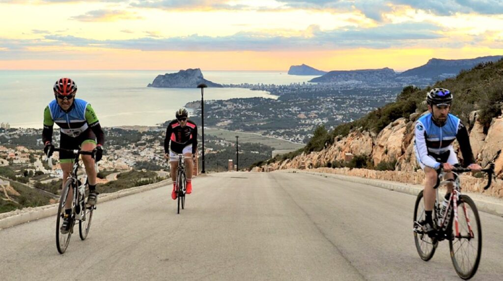 Ciclistes al Puig de la Llorença